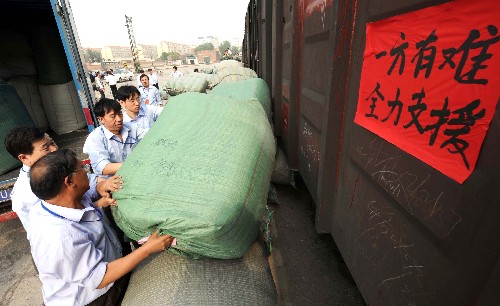 5月20日,工作人員在搬運(yùn)物資。天津市困難職工幫扶中心向四川地震災(zāi)區(qū)捐贈(zèng)的棉被、衣服等生活用品23000余件及10萬(wàn)元的藥品,今晚用專(zhuān)列緊急運(yùn)往災(zāi)區(qū)。新華社記者 楊宗友 攝