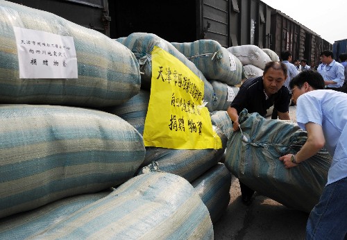 5月20日,工作人員在搬運(yùn)物資。天津市困難職工幫扶中心向四川地震災(zāi)區(qū)捐贈(zèng)的棉被、衣服等生活用品23000余件及10萬(wàn)元的藥品,今晚用專(zhuān)列緊急運(yùn)往災(zāi)區(qū)。新華社記者 楊宗友 攝