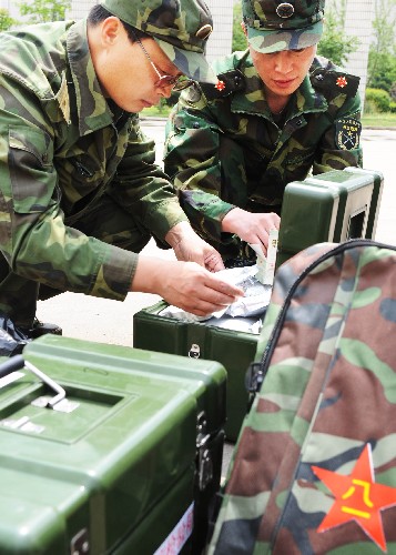 5月21日,防疫隊(duì)成員在整理行裝。當(dāng)日,中國(guó)人民解放軍軍事醫(yī)學(xué)科學(xué)院派出一支18人的人獸共患病防疫隊(duì)趕赴地震災(zāi)區(qū)。這支隊(duì)伍全部為博士以上學(xué)歷。他們將對(duì)地震災(zāi)區(qū)的動(dòng)物尸體和環(huán)境進(jìn)行無害化處理,全力防止人獸共患病的發(fā)生。新華社記者 徐家軍 攝