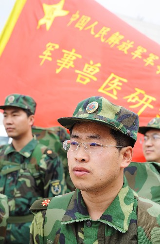 5月21日,防疫隊(duì)成員出發(fā)趕往長(zhǎng)春機(jī)場(chǎng)。當(dāng)日,中國(guó)人民解放軍軍事醫(yī)學(xué)科學(xué)院派出一支18人的人獸共患病防疫隊(duì)趕赴地震災(zāi)區(qū)。這支隊(duì)伍全部為博士以上學(xué)歷。他們將對(duì)地震災(zāi)區(qū)的動(dòng)物尸體和環(huán)境進(jìn)行無害化處理,全力防止人獸共患病的發(fā)生。新華社記者 徐家軍 攝