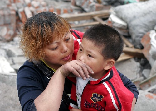 5月21日,四川省什邡市鎣華鎮(zhèn)4歲的男孩伍鑫抱著母親不愿意離開(kāi),媽媽用手為他擦臉。地震時(shí)小伍鑫正在去幼兒園的路上,在上海打工的媽媽千方百計(jì)回到老家,終于見(jiàn)到孩子。從汶川大地震發(fā)生到現(xiàn)在已過(guò)去一周多的時(shí)間,一些在震災(zāi)中幸存下來(lái)的孩子心中留下傷痛,臉上難見(jiàn)笑容。娃娃不哭,災(zāi)難終會(huì)過(guò)去,你們是明天的希望。新華社發(fā)(張曉理 攝)