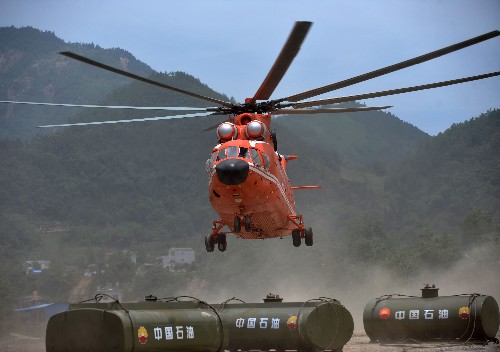 6月2日,在四川省北川縣擂鼓鎮(zhèn),一架米-26直升機(jī)完成唐家山堰塞湖搶險(xiǎn)設(shè)備向外吊運(yùn)工作后離開。 隨著6月1日唐家山堰塞湖應(yīng)急處置工程的完成,米-26直升機(jī)將搶險(xiǎn)物資設(shè)備從唐家山堰塞湖壩頂?shù)踹\(yùn)至北川擂鼓鎮(zhèn),吊運(yùn)工作于6月2日順利結(jié)束。新華社記者 周華 攝