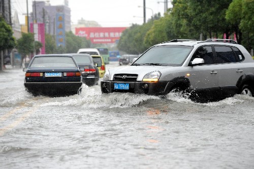 6月10日,南昌市南京東路積水嚴(yán)重。6月8日開(kāi)始的暴雨已導(dǎo)致江西部分河流水位超警戒線,部分房屋倒塌,農(nóng)田被淹,一座水庫(kù)出現(xiàn)險(xiǎn)情。據(jù)江西省防汛抗旱總指揮部介紹,截至6月10日11時(shí),江西22個(gè)縣約41萬(wàn)人受災(zāi),提前轉(zhuǎn)移群眾3305人。新華社記者 宋振平 攝
