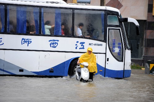 6月10日,南昌市南京東路積水嚴(yán)重。6月8日開(kāi)始的暴雨已導(dǎo)致江西部分河流水位超警戒線,部分房屋倒塌,農(nóng)田被淹,一座水庫(kù)出現(xiàn)險(xiǎn)情。據(jù)江西省防汛抗旱總指揮部介紹,截至6月10日11時(shí),江西22個(gè)縣約41萬(wàn)人受災(zāi),提前轉(zhuǎn)移群眾3305人。新華社記者 宋振平 攝