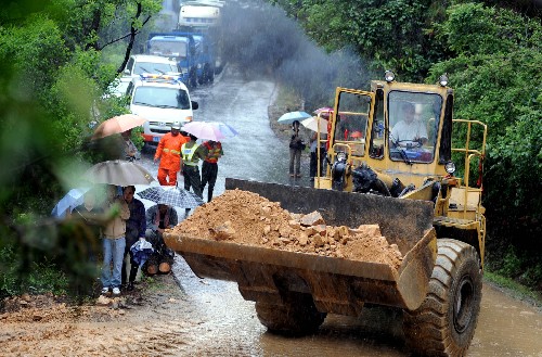 6月10日,黃山市公路部門搶修公路。安徽南部、江西及浙江交界地區(qū)連續(xù)兩天遭遇暴雨襲擊,給當?shù)氐慕煌?、生產(chǎn)和群眾生活帶來嚴重影響。皖南山區(qū)多處道路出現(xiàn)損毀,沿線出現(xiàn)山體滑坡和塌方。其中220省道休寧段塌方,導致安徽通往江西、浙江的交通中斷,車輛被阻。目前,公路部門正在抓緊搶修。新華社記者 王雷 攝