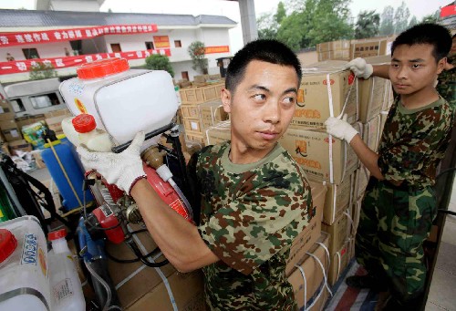 6月10日,戰(zhàn)士在搬運(yùn)救災(zāi)物資運(yùn)往一線。成都軍區(qū)駐蓉某分部第一野戰(zhàn)兵站自抗震救災(zāi)以來(lái)出動(dòng)車(chē)輛近300余臺(tái)次,行程20余萬(wàn)公里,運(yùn)送軍需物資68萬(wàn)余件套,藥品312個(gè)品種560噸,累計(jì)運(yùn)送其它物資2100余噸,給過(guò)往救災(zāi)軍車(chē)加油3500余臺(tái)次計(jì)230噸,為抗震救災(zāi)工作提供了后勤保障。新華社記者 汪永基 攝