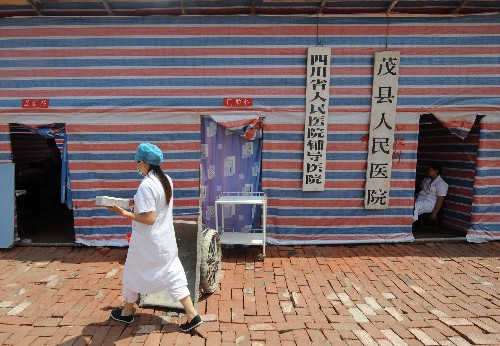 設(shè)立在帳篷里的茂縣人民醫(yī)院門診部(6月11日攝)。汶川大地震發(fā)生后,四川茂縣人民醫(yī)院大樓受到嚴重破壞成為危樓,醫(yī)院的醫(yī)療器械也受損嚴重。在將95名危重病人安全轉(zhuǎn)移到外地后,茂縣人民醫(yī)院積極展開自救,在空地上建起了帳篷醫(yī)院。目前,設(shè)立在帳篷里的醫(yī)院門診部已經(jīng)能夠正常接待普通病人,住院部收治了122名住院病人。新華社記者 申宏 攝