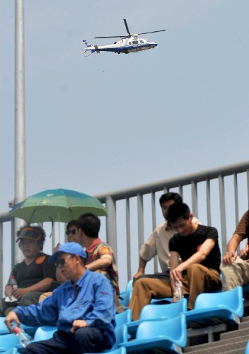 6月11日,用于奧運(yùn)反恐的直升機(jī)在北京朝陽公園沙灘排球場上空巡邏。新華社記者 羅曉光 攝