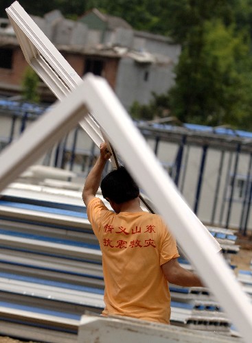 6月11日,一名工人在綿陽市北川羌族自治縣搭建臨時安置房。新華社記者 趙穎全 攝