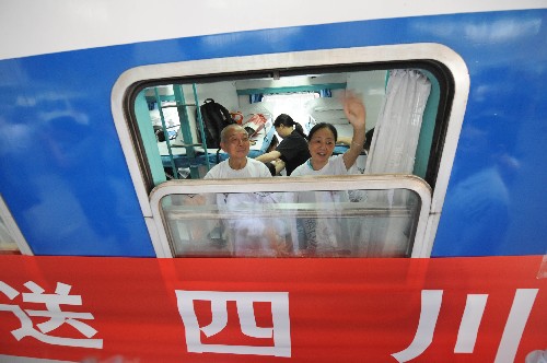 6月11日,康復的傷員們登上返鄉(xiāng)的火車,揮手與前來送行的人告別。新華社記者 程敏 攝