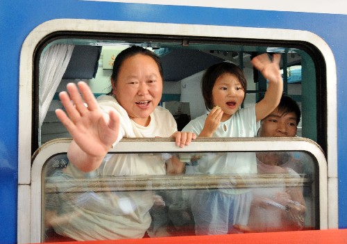 6月11日,康復的傷員們登上返鄉(xiāng)的火車,揮手與前來送行的人告別。新華社記者 程敏 攝