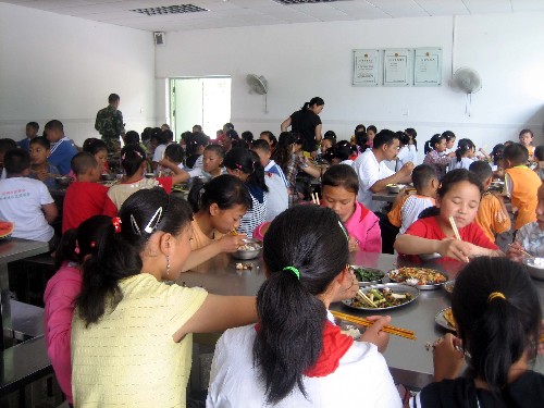 6月11日,師生們在吃午餐。新華社記者 陳曉建 攝