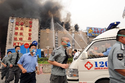 6月13日,北京市宣武區(qū)一家人員密集的公共場所模擬發(fā)生煤氣泄漏與火災事故,救援人員趕赴現(xiàn)場開展應急救援演練。當日,北京市宣武區(qū)舉行了2008年人員密集場所煤氣泄漏與火災事故應急演練,通過實戰(zhàn)來檢驗轄區(qū)各相關預案的適用性和可操作性,磨合政府各部門之間的協(xié)調聯(lián)動機制,以提高各級應急救援隊伍的快速反應和應急救援能力。新華社記者 張旭 攝