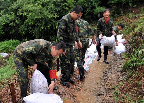 6月13日,搶險人員在江西景德鎮(zhèn)浮梁縣黃壇鄉(xiāng)周家塢水庫搶險。受強降雨影響,景德鎮(zhèn)昌江、樂安河近日均一度超過歷史最高水位。6月12日,新一輪的降雨又開始襲擊瓷都,景德鎮(zhèn)派出搶險人員,趁江河水位回落之機,搶修受損水利工程,排除防汛隱患。新華社記者 章武 攝