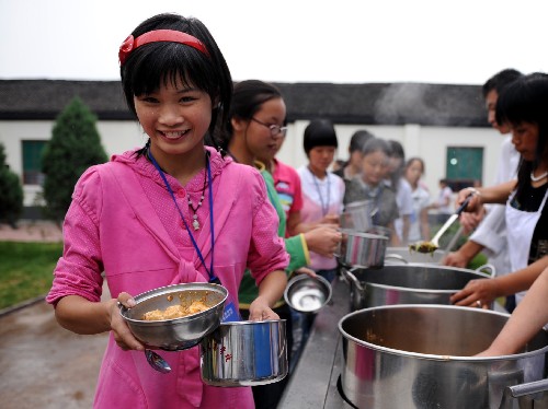 7月15日,學(xué)生們正在打飯。當(dāng)日,整體搬遷的汶川縣漩口中學(xué)的千余名學(xué)生在山西省長(zhǎng)治市長(zhǎng)安慈善學(xué)校開始新的學(xué)習(xí)生活。目前,高三的學(xué)生已經(jīng)開始上課,高一、高二的學(xué)生正在進(jìn)行軍訓(xùn),初中生也在接受入學(xué)教育。新華社記者 彭洋