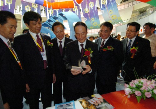 這是開(kāi)幕式后,王岐山在朝鮮宣傳展位前參觀。新華社記者 邵守志 攝