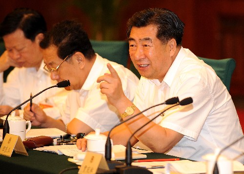 9月2日,全國政協(xié)在政協(xié)禮堂召開專題協(xié)商會(huì),按照中央關(guān)于全面貫徹落實(shí)科學(xué)發(fā)展觀的要求,圍繞“統(tǒng)籌城鄉(xiāng)發(fā)展,促進(jìn)形成城鄉(xiāng)經(jīng)濟(jì)社會(huì)發(fā)展一體化新格局”問題建言獻(xiàn)策。中共中央政治局常委、全國政協(xié)主席賈慶林出席并講話。這是中共中央政治局委員、國務(wù)院副總理回良玉到會(huì)聽取意見并講話。新華社記者 高潔 攝