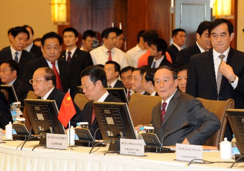 9月3日,中新天津生態(tài)城聯(lián)合協(xié)調(diào)理事會(huì)第一次會(huì)議在天津舉行。中共中央政治局委員、國(guó)務(wù)院副總理、理事會(huì)中方主席王岐山和新加坡副總理、理事會(huì)新方主席黃根成共同主持會(huì)議。這是王岐山(前右一)在會(huì)議上。新華社記者 馬平 攝