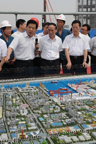 9月3日,中共中央政治局委員、國(guó)務(wù)院副總理王岐山視察位于天津?yàn)I海新區(qū)的中新天津生態(tài)城起步區(qū)、東疆保稅港區(qū)、響螺灣商務(wù)區(qū)、臨港工業(yè)區(qū)等地。這是王岐山在天津臨港工業(yè)區(qū)視察天津堿廠搬遷規(guī)劃建設(shè)情況。新華社記者 馬平 攝