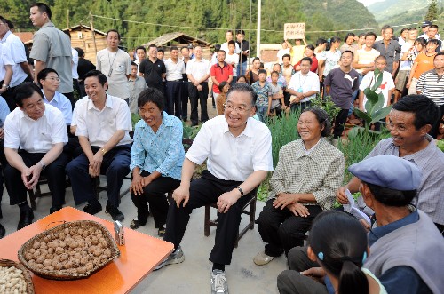 8月31日,溫家寶在青川縣棗樹村視察農(nóng)民永久性住房建設(shè)情況。新華社記者 黃敬文 攝
