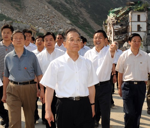 9月1日,溫家寶徒步一個(gè)小時(shí),進(jìn)入地震中慘遭滅頂之災(zāi)的北川縣城。 中共中央政治局常委、國務(wù)院總理、國務(wù)院抗震救災(zāi)總指揮部總指揮溫家寶近日來到四川地震災(zāi)區(qū),慰問受災(zāi)群眾,了解災(zāi)區(qū)群眾安置和恢復(fù)重建情況,對下一步工作做出部署。 新華社記者 黃敬文攝
