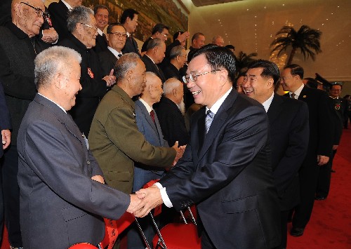 9月23日,出席寧夏回族自治區(qū)成立50周年慶?;顒?dòng)的中共中央政治局常委、中央紀(jì)委書記、中央代表團(tuán)團(tuán)長(zhǎng)賀國(guó)強(qiáng)在銀川接見省軍級(jí)老同志、老紅軍代表并合影。新華社記者 高潔 攝