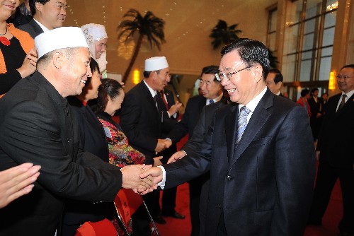 9月23日,中共中央政治局常委、中央紀(jì)委書記、中央代表團(tuán)團(tuán)長(zhǎng)賀國(guó)強(qiáng)接見寧夏回族自治區(qū)各條戰(zhàn)線代表并合影。新華社記者 高潔 攝
