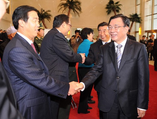 9月23日,出席寧夏回族自治區(qū)成立50周年慶?;顒?dòng)的中共中央政治局常委、中央紀(jì)委書記、中央代表團(tuán)團(tuán)長(zhǎng)賀國(guó)強(qiáng)在銀川接見寧夏回族自治區(qū)黨政軍負(fù)責(zé)同志并合影。新華社記者 高潔 攝