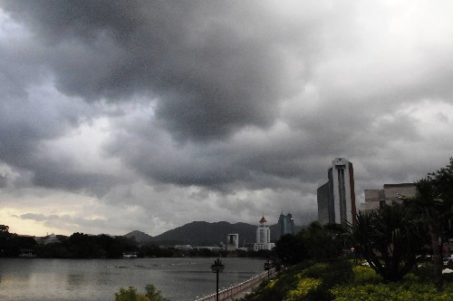 9月23日下午,福州上空“山雨欲來(lái)風(fēng)滿樓”。福建省氣象臺(tái)9月23日6時(shí)31分繼續(xù)發(fā)布臺(tái)風(fēng)黃色預(yù)警信號(hào)。今年第14號(hào)強(qiáng)臺(tái)風(fēng)“黑格比”23日6時(shí)中心位于廣東珠海東南方大約520公里的南海海面上,中心附近最大風(fēng)力15級(jí)。受強(qiáng)臺(tái)風(fēng)外圍和弱冷空氣共同影響,23日,閩江口以南東北風(fēng)8-9級(jí),陣風(fēng)10級(jí),短時(shí)陣風(fēng)可達(dá)11級(jí);閩江口以北沿海東北風(fēng)6-7級(jí),陣風(fēng)8-9級(jí)。新華社記者 胡蘇 攝