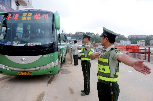 9月23日,邊防官兵在福建省平潭縣輪渡口指揮車輛出島。新華社記者 張國(guó)俊 攝
