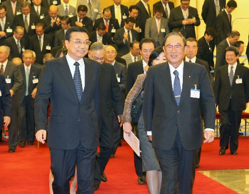 9月23日,中共中央政治局常委、國務院副總理李克強在北京人民大會堂會見以會長張富士夫為團長的日中經(jīng)濟協(xié)會代表團。這是李克強與張富士夫(前右一)等一同步入會談大廳。新華社記者 劉衛(wèi)兵 攝