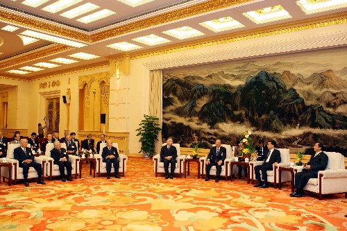 9月23日,中共中央政治局常委、國務院副總理李克強在北京人民大會堂會見以會長張富士夫為團長的日中經(jīng)濟協(xié)會代表團。新華社記者 劉衛(wèi)兵 攝