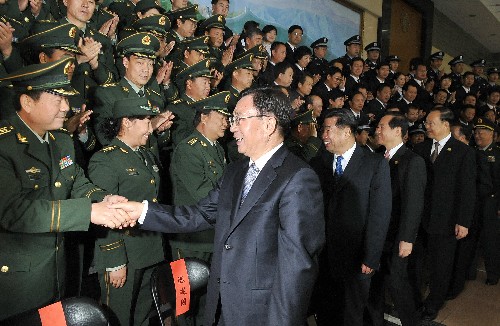 9月23日,出席寧夏回族自治區(qū)成立50周年慶?;顒?dòng)的中共中央政治局常委、中央紀(jì)委書記、中央代表團(tuán)團(tuán)長(zhǎng)賀國(guó)強(qiáng)在銀川接見武警寧夏總隊(duì)團(tuán)以上干部代表和自治區(qū)政法系統(tǒng)代表并合影。新華社記者 劉泉龍 攝
