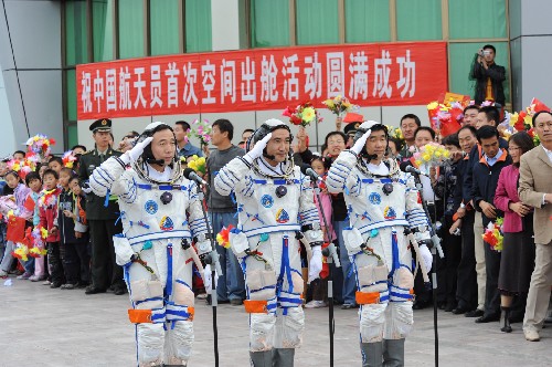 9月25日,神舟七號(hào)航天員出征儀式于17時(shí)30分許在酒泉衛(wèi)星發(fā)射中心航天員公寓問天閣舉行。新華社記者 李剛 攝
