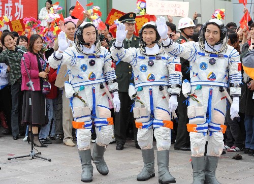9月25日,神舟七號(hào)航天員出征儀式于17時(shí)30分許在酒泉衛(wèi)星發(fā)射中心航天員公寓問天閣舉行。新華社記者 李剛 攝