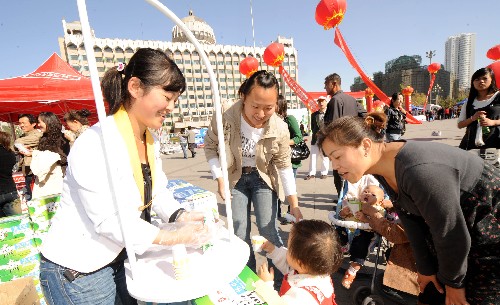 10月11日,一個(gè)孩子在母親陪伴下在一家奶制品企業(yè)展臺(tái)前品嘗牛奶。當(dāng)天,新疆維吾爾自治區(qū)在烏魯木齊市開(kāi)展奶制品展示活動(dòng),旨在讓更多的消費(fèi)者和市民放心食用奶制品。三鹿牌嬰幼兒配方奶粉重大食品安全事故發(fā)生后,按照國(guó)家和自治區(qū)的有關(guān)要求,新疆維吾爾自治區(qū)質(zhì)量技術(shù)監(jiān)督局、畜牧廳、工商行政管理局多家部門成立乳制品生產(chǎn)企業(yè)應(yīng)急專項(xiàng)檢查領(lǐng)導(dǎo)小組,并采取措施對(duì)新疆乳制品生產(chǎn)企業(yè)強(qiáng)化監(jiān)管。新華社記者 沙達(dá)提 攝
