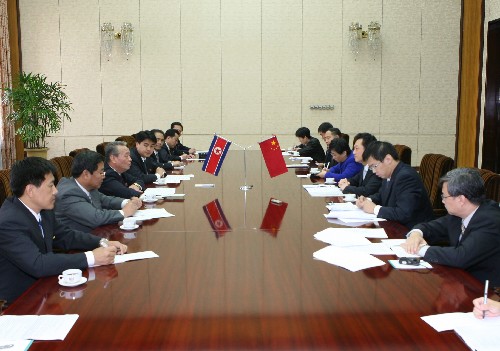 10月14日,中國政府經(jīng)貿(mào)代表團(tuán)和朝鮮政府經(jīng)貿(mào)代表團(tuán)參加在朝鮮首都平壤舉行的中朝經(jīng)貿(mào)科技聯(lián)委會第四次會議。中朝經(jīng)貿(mào)科技聯(lián)委會第四次會議當(dāng)天在平壤萬壽臺議事堂舉行。以中國商務(wù)部部長助理王超為團(tuán)長的中國政府經(jīng)貿(mào)代表團(tuán)和以朝鮮貿(mào)易省副相具本泰為團(tuán)長的朝鮮政府經(jīng)貿(mào)代表團(tuán)參加了會議,雙方表示將進(jìn)一步擴(kuò)大和發(fā)展經(jīng)貿(mào)合作,推動雙方友好合作關(guān)系繼續(xù)向前發(fā)展。新華社記者 張濱陽 攝