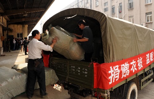 10月16日,工作人員正在搬運(yùn)衣被。新華社記者 楊磊 攝