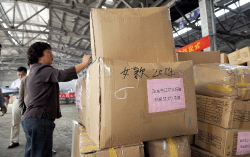 10月16日,工作人員正在清點(diǎn)即將啟運(yùn)的衣被。新華社記者 楊磊 攝