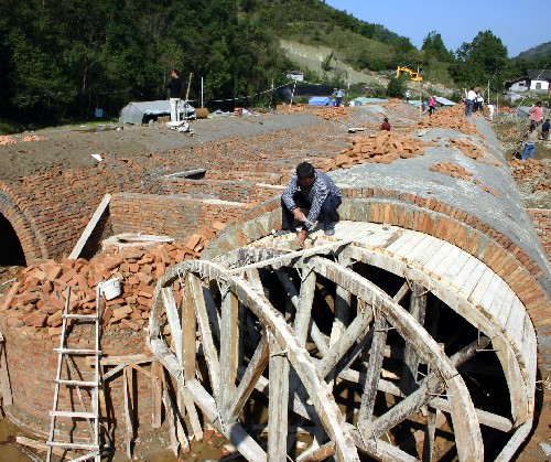 為了治理滑坡及滿足災(zāi)后重建需要,寧強縣廣坪鎮(zhèn)災(zāi)后重點項目一家機磚廠正在加緊建設(shè)(10月8日攝)。新華社記者 段博 攝