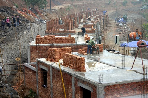 由天津市對口援建的略陽縣徐家坪災(zāi)民集中安置點正在加緊施工(10月15日攝)。新華社記者 段博 攝