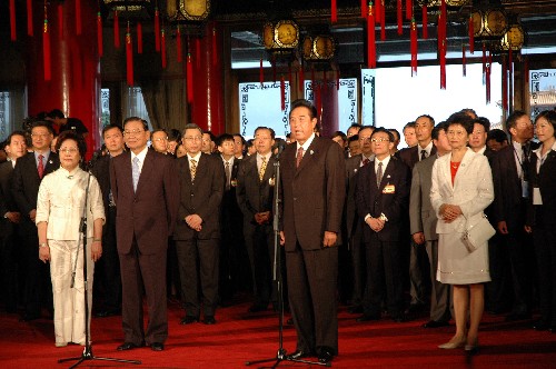 11月3日中午,海峽兩岸關(guān)系協(xié)會會長陳云林率領(lǐng)海協(xié)會協(xié)商代表團(tuán),抵達(dá)臺北桃園機(jī)場,開始海協(xié)會領(lǐng)導(dǎo)人首次訪臺行程。海峽交流基金會在臺北圓山大飯店大堂舉行儀式,歡迎陳云林一行訪臺。這是陳云林在歡迎儀式上發(fā)表講話。新華社記者 趙博 攝