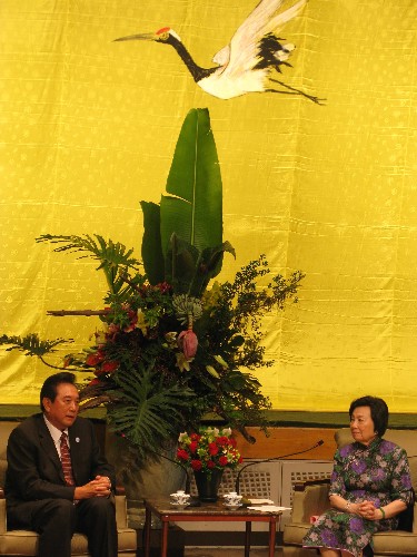 11月3日下午,海峽兩岸關(guān)系協(xié)會會長陳云林在臺北拜會已故海峽交流基金會董事長辜振甫先生遺孀辜嚴(yán)倬云女士。新華社記者 陳斌華 攝