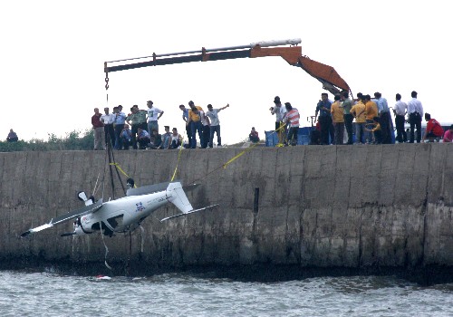11月5日,打撈人員將墜海飛機吊上岸。新華社發(fā)(席湖 攝)