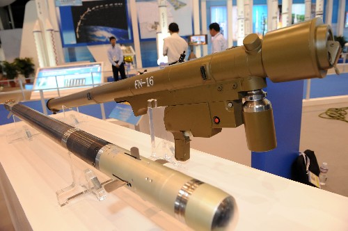 由中國(guó)航天科技集團(tuán)展出的FN-16型便攜式紅外精確制導(dǎo)地空導(dǎo)彈發(fā)射筒(11月5日攝)。新華社記者 周文杰 攝