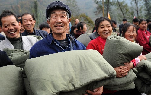 11月7日,寧強(qiáng)縣燕子砭鎮(zhèn)木槽溝村群眾領(lǐng)到過冬棉衣被。當(dāng)日,由天津市東麗區(qū)干部群眾捐贈(zèng)的3769件(床)棉衣、棉被發(fā)放到地震重災(zāi)區(qū)陜西省寧強(qiáng)縣受災(zāi)群眾手中。 連日來,天津市人民踴躍向?qū)帍?qiáng)地震災(zāi)區(qū)奉獻(xiàn)愛心,在不到10天時(shí)間里,已捐贈(zèng)棉被9.6萬床、棉衣4000多件,總價(jià)值超過1000萬元。新華社記者 陶明 攝