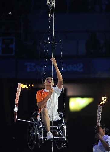這是2008年9月6日,最后一棒火炬手侯斌在北京2008年殘奧會(huì)開幕式上準(zhǔn)備點(diǎn)燃主火炬。新華社發(fā)