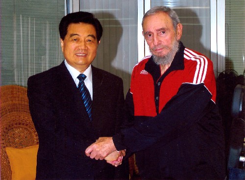 11月18日,國家主席胡錦濤在哈瓦那親切探望古巴共產黨中央委員會第一書記菲德爾·卡斯特羅。新華社發(fā)