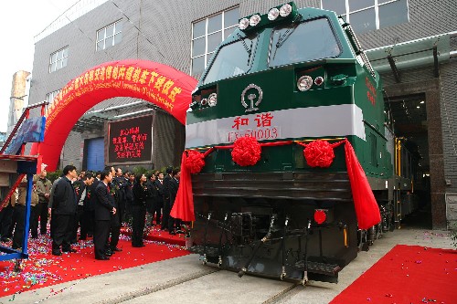 11月25日,我國最新一代內(nèi)燃機車——和諧5型(HXN5型)大功率交流傳動內(nèi)燃機車在江蘇常州下線。這款目前我國功率最大的交流傳動內(nèi)燃機車將逐步成為中國鐵路干線貨運的主型內(nèi)燃機車。和諧5型機車由中國南車戚墅堰機車有限公司與美國通用電氣公司合作研發(fā)生產(chǎn),其裝用大功率IGBT變流器,額定功率達到4660千瓦,最大運用速度和最大恒功率速度為時速120公里。和諧5型機車的最大亮點是在國際同類產(chǎn)品中排放低、節(jié)能好,達到了美國Tier2標準,是貼上了綠色環(huán)保標簽的最新產(chǎn)品。新華社發(fā)(李敏攝)