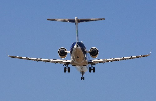 11月28日12時23分,ARJ21-700新支線飛機成功起飛,沖向藍天。當日,我國首架具有完全自主知識產(chǎn)權(quán)的新支線飛機ARJ21-700在上海成功首飛。這一在我國航空史上具有里程碑意義的飛行,標志著中國飛機正式飛入了世界新型民用客機的行列。 ARJ21-700飛機是我國自行研制的第一架新型渦扇支線飛機,于2007年底總裝下線。飛機全經(jīng)濟級布局為90座級,滿客航程為2225公里,最大起飛重量為40500公斤,最高可飛至11900米,最大航程為3700公里。新華社記者 裴鑫 攝